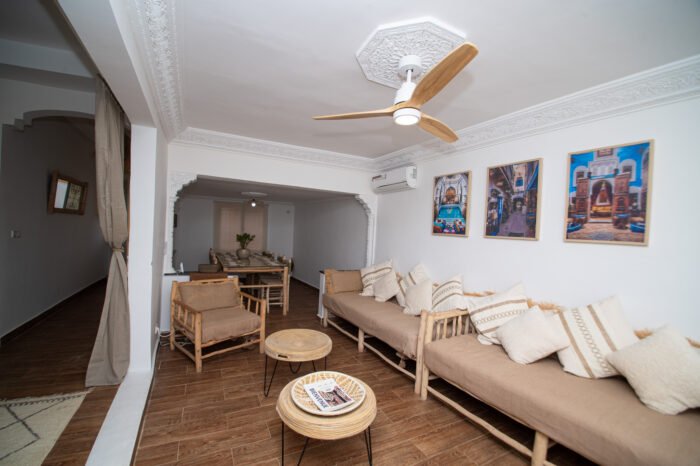 Canapés moelleux, déco artisanale : le cœur battant de la villa.