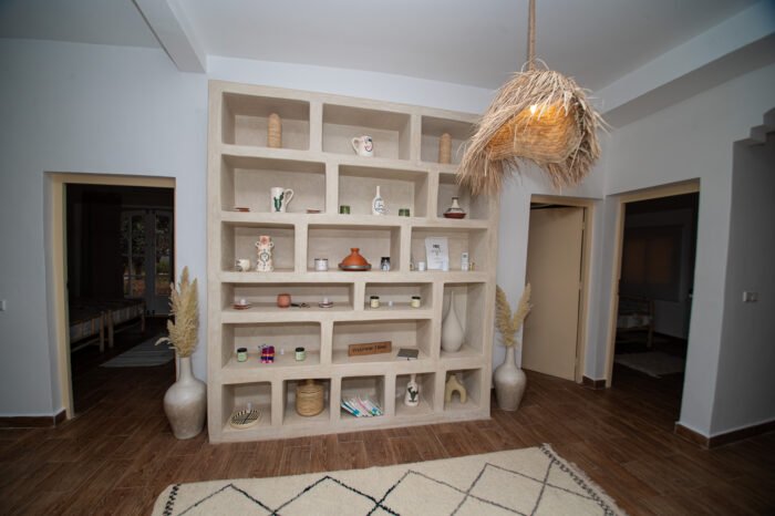 Un livre, un thé à la menthe, et le bonheur est là.