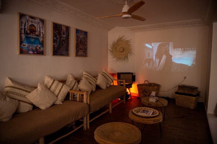 Ambiance cosy : discussions sans fin et rires partagés.